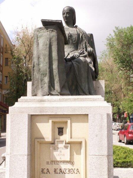 Памятник Беатрис Галиндо в Мадриде