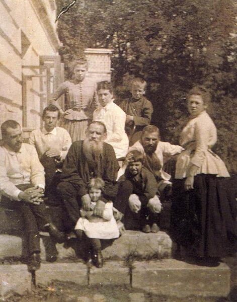 Л. Н. Толстой с женой и детьми. 1887 г.