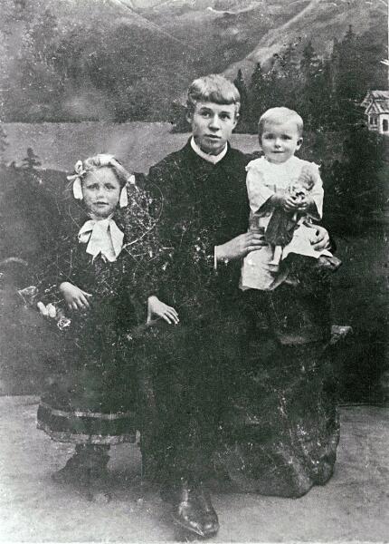 Сергей Есенин с сёстрами Катей и Шурой. 1912 г.