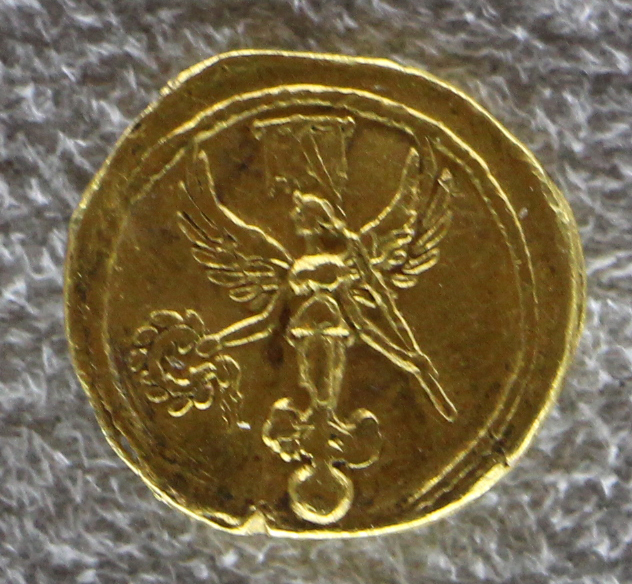Один из вариантов реверса золотого квинария Августа, отчеканенного в Колонии Патриция (Кордова). Монета экспонируется в Национальном археологическом музее Флоренции