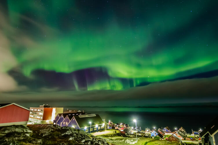 Северное сияние над столицей Гренландии городом Нуук