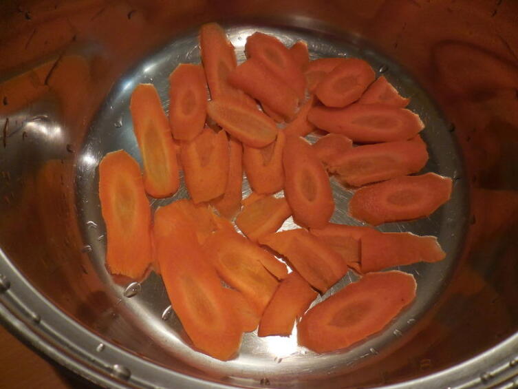 Укладываем морковные «лепестки»