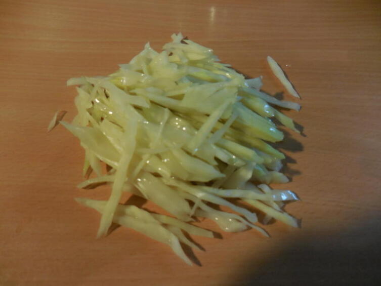 Перед тем, как положить капусту в порционную тарелку (можно прямо в ней) её измельчают