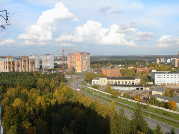 Октябрьский проспект города Троицк, на горизонте белеют здания Москвы