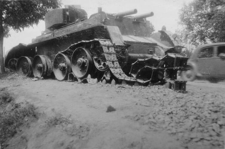 Советский танк БТ-5, брошенный и уничтоженный экипажем