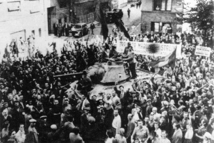 Жители Бухареста приветствуют советских солдат