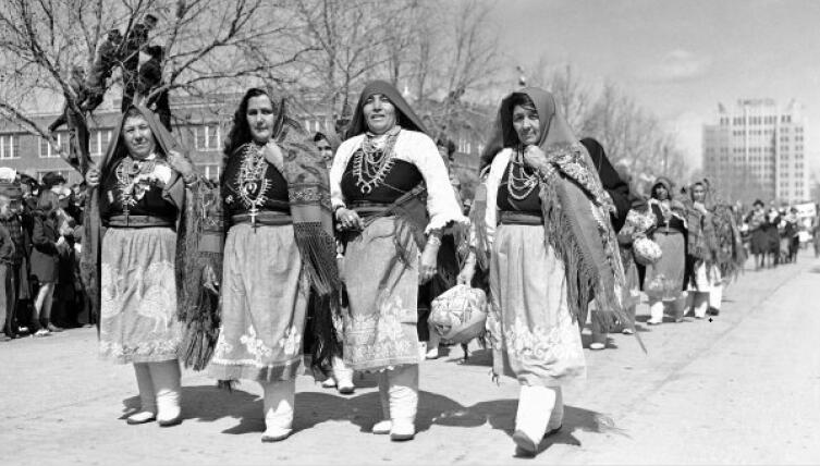 Парад в честь Дня свекрови в Техасе, на котором маршировали женщины-индейцы навахо из Нью-Мексико, 9 марта 1938 г.