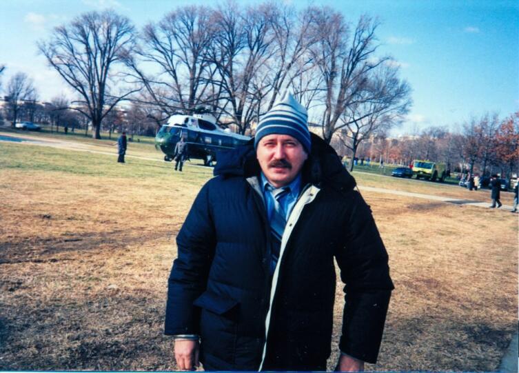 Автор, в те времена второй секретарь Посольства РФ в Вашингтоне на лужайке Белого дома в ожидании Бориса Ельцына и Джорджа Буша перед их отлётом на «Борту № 1 США» в Кемп-Дэвид