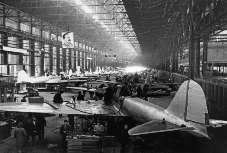 Производство штурмовиков Ил-2 в цехах авиационного завода № 18 имени К.Е. Ворошилова