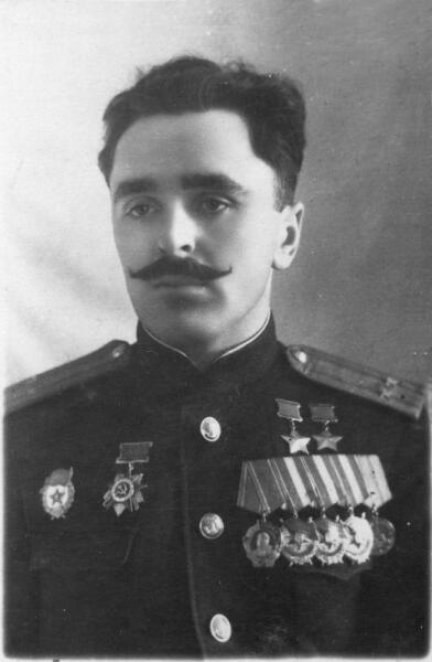 Дважды Герой Советского Союза командир 7-го штурмового авиаполка А. Е. Мазуренко