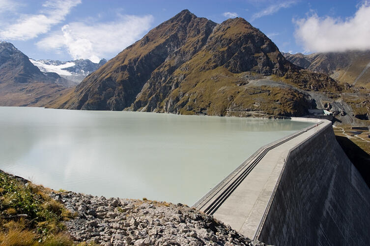 Железобетонная гравитационная плотина Гранд-Диксенс (бассейн реки Рона в кантоне Вале Швейцарии) имеет высоту от основания 285 м, что по состоянию на 2011 год делает её самой высокой гравитационной бетонной плотиной в мире