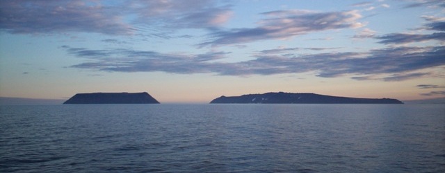Вид с севера: слева — остров Крузенштерна (США) справа — остров Ратманова (Россия)