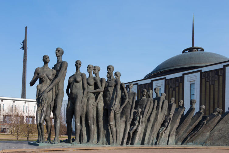 Трагедия народов — мемориал, посвящённый жертвам фашистского геноцида и установленный в парке Победы в Москве в районе Дорогомилово