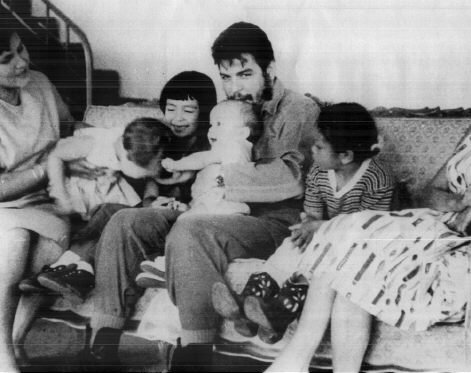 Че Гевара с женой и детьми