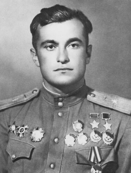 Дважды Герой Советского Союза летчик-истребитель майор Султан Амет-Хан