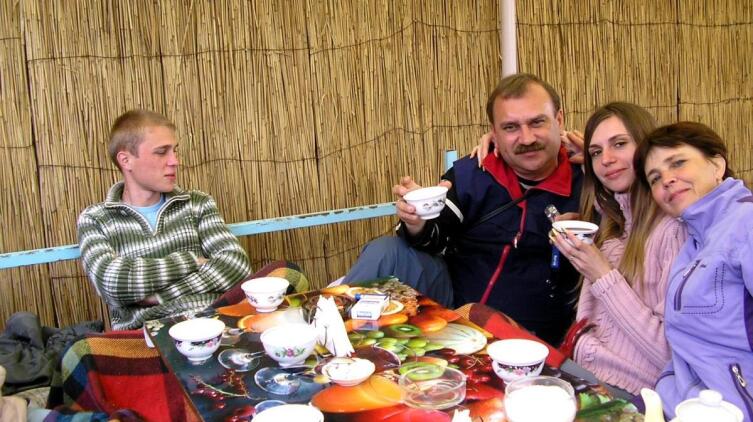 Семейный отдых в татарской чайхане. Крым, 2008 г.