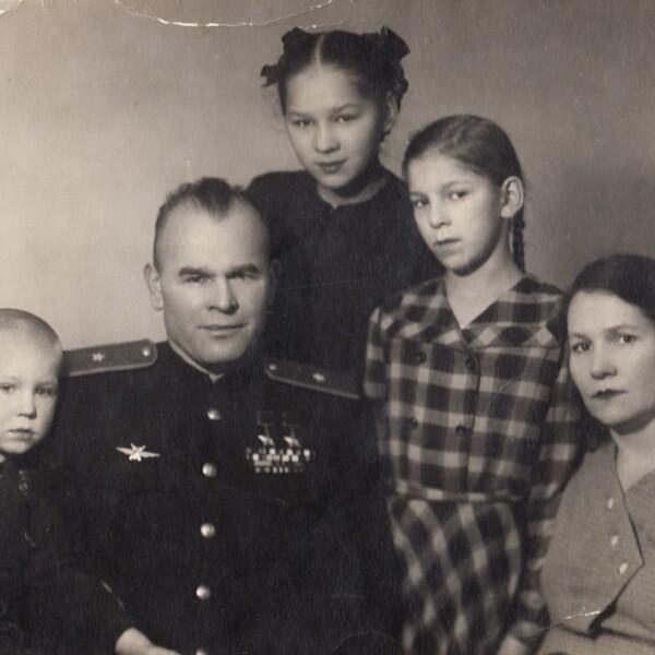 Слева направо: сын Сергей, Арсений Васильевич, дочь Вера, дочь Ольга, жена Валентина Павловна. Калининград, 3 января 1956 г.