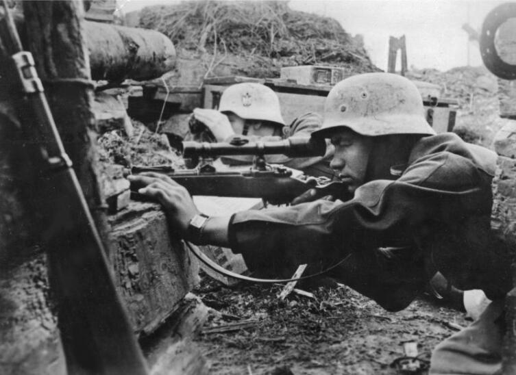 Пара немецких снайперов на огневой позиции на советско-германском фронте