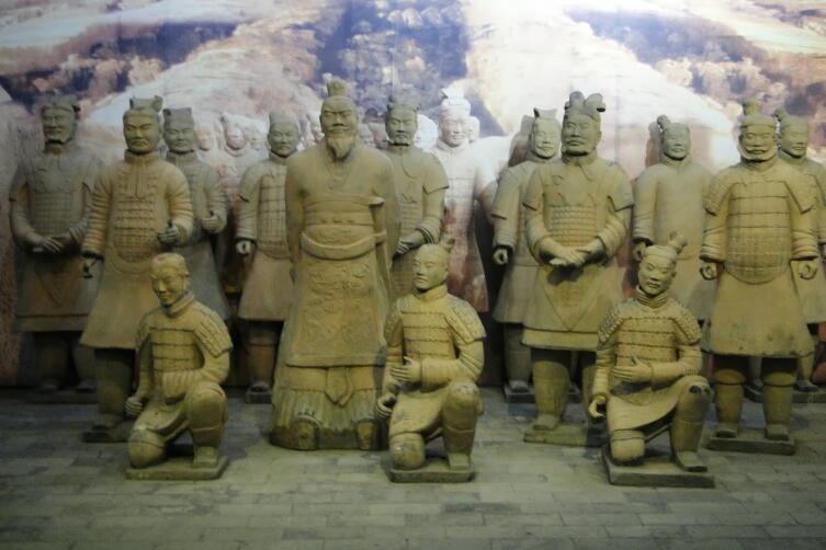Группа терракотовых воинов с офицерами. Мавзолей Шихуанди. Китай