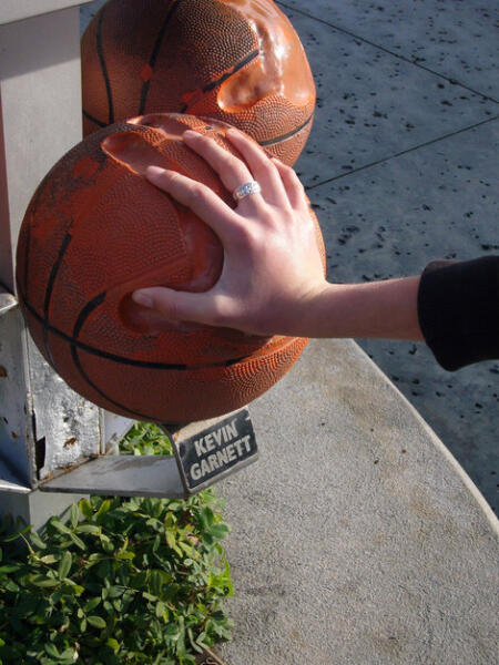 Отпечаток руки знаменитого баскетболиста NBA  в сравнении с рукой внука. Орландо, 2008г.
