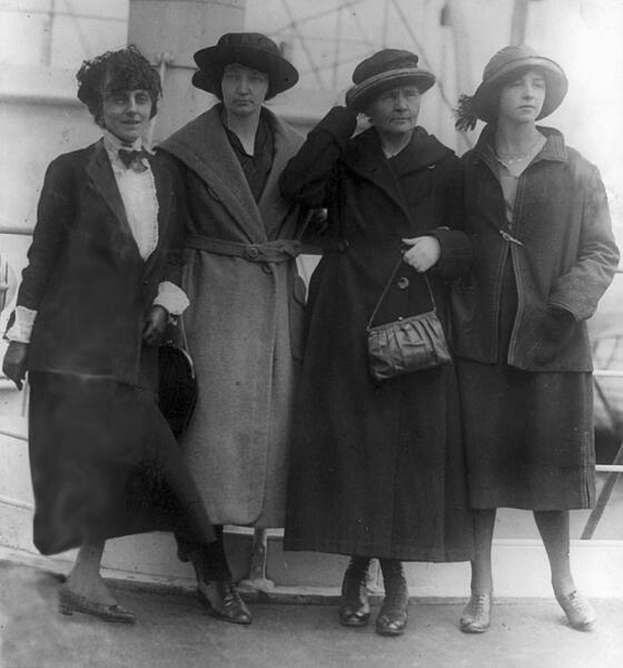 Мария Кюри (вторая справа) вместе с дочерьми (вторая слева — Ирен, крайняя справа — Ева) и Мэри Мэлони (крайняя слева) во время визита в США в 1921 г.