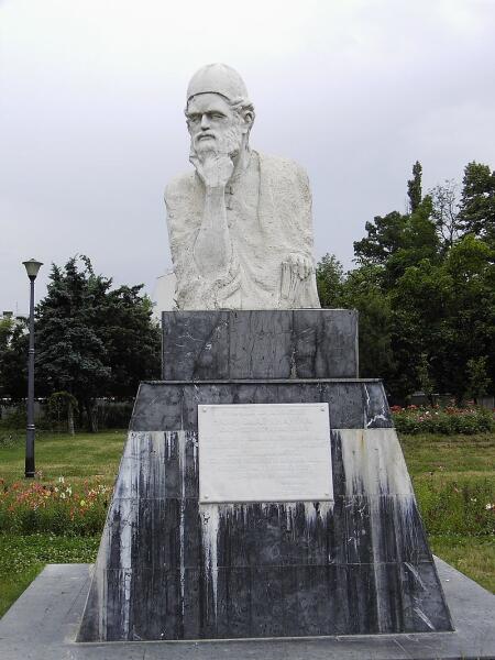 Памятник Омару Хайяму в Бухаресте