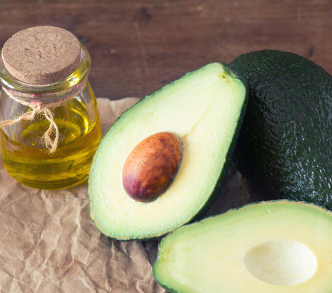Как использовать масло авокадо при уходе за собой?