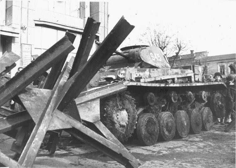 Немецкий танк Pz.Kpfw. II на выставке трофеев, устроенной на Театральной площади (с 1957 года — площадь В.И. Ленина) в Орджоникидзе (Владикавказ)