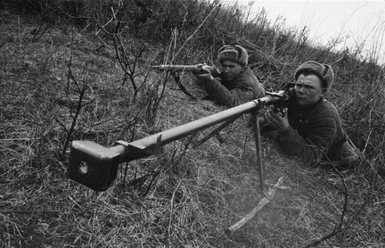 Гвардии сержант Д. Кугер с ПТРД-41 на огневой позиции на Юго-Западном фронте