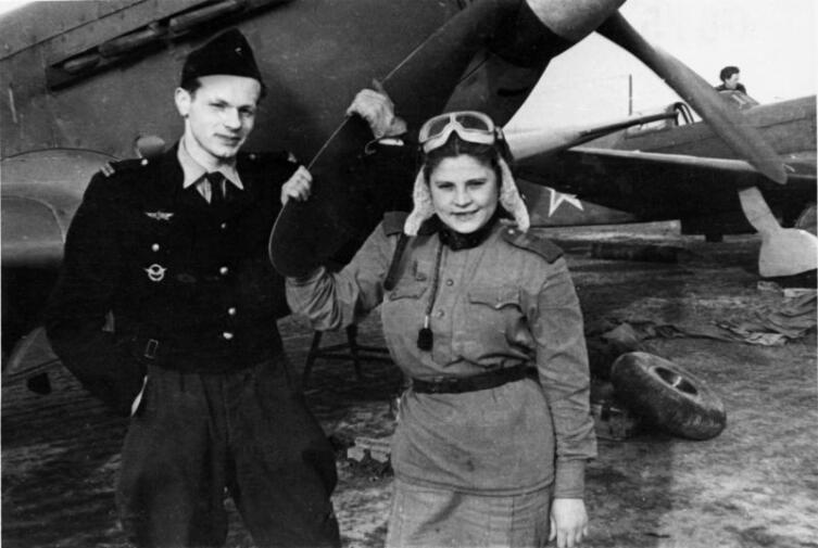 Летчик-истребитель полка «Нормандия» Ролан де ла Пуап с советской девушкой-авиатехником