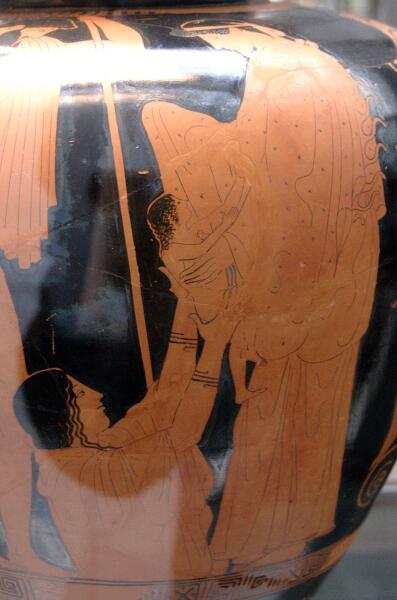 Афина получает младенца Эрихтония из рук матери-земли Геи. Гефест наблюдает за происходящим. Сторона А краснофигурного стамноса