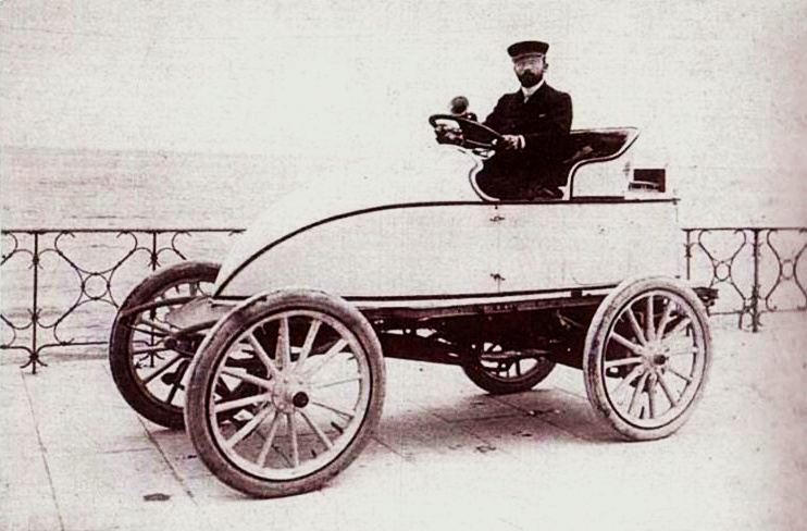 Леон Серполле 13 апреля 1902 г. в своей машине Гарднер-Серполле «Пасхальное яйцо» на набережной Ниццы, где он установил рекорд скорости