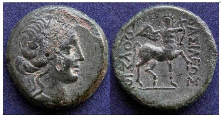 Слева — голова Диониса в венке из плюща, справа — кентавр Хирон, играющий на лире. Монета Вифинского царства, 182−149 годы до н.э. 