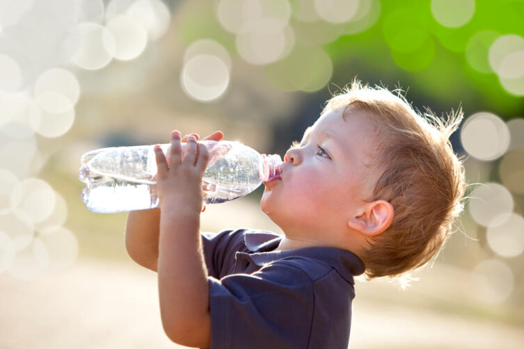 Если пить воду в достаточном количестве каждый день, мозговая активность повышается на 15%