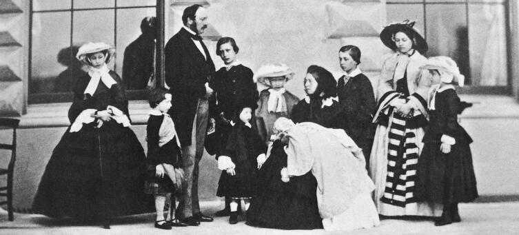 Альберт, Виктория и их девять детей, 1857 год. Слева направо: Алиса, Артур, Альберт, Эдуард, Леопольд, Луиза, Виктория с Беатрис, Альфред, Виктория и Елена