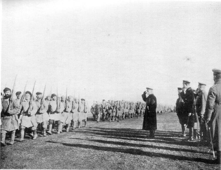 Колчак принимает парад. Близ Тобольска, сентябрь — октябрь 1919 г.