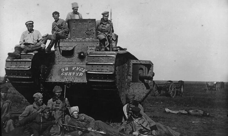 Танк, захваченный воинами 51-й стрелковой дивизии под Каховкой 14 октября 1920 г.