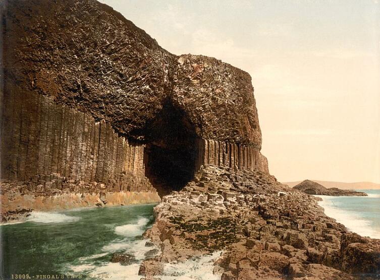 Вход в пещеру при отливе. Фото с открытки 1900 г.)