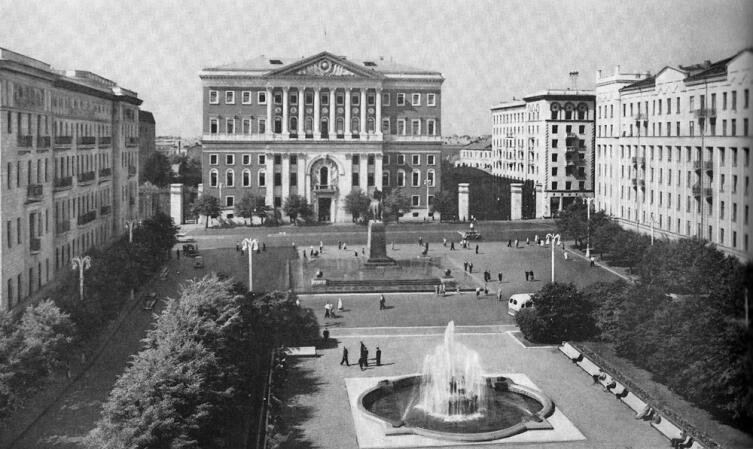 Здание Моссовета после реконструкции на фото 1957 г.