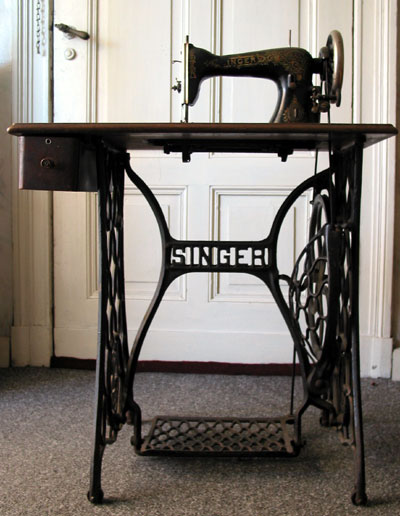 Историческая швейная машинка «Зингер» (чугунная, с ножным приводом)