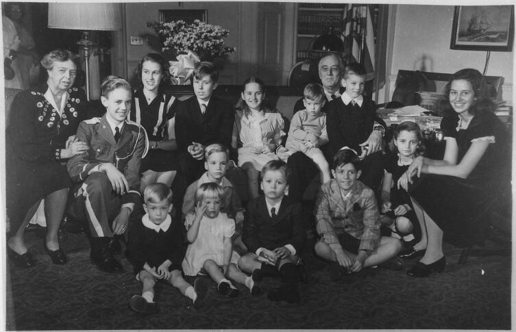 Франклин и Элеонора Рузвельт с детьми и внуками