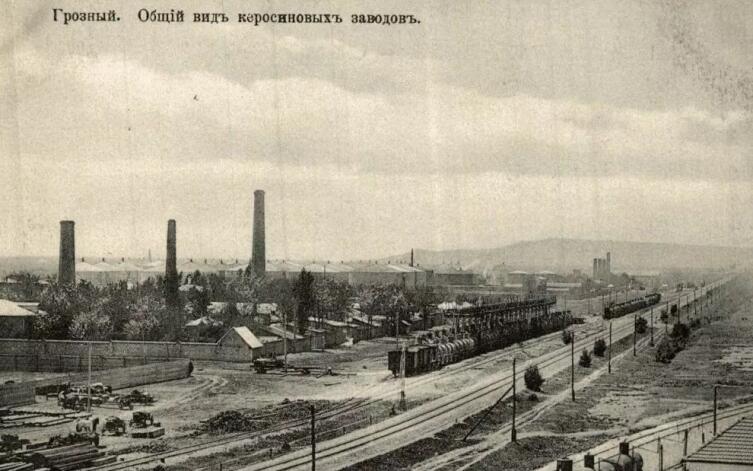 «Общий вид на керосиновые заводы. Грозный, 1910-е гг.»