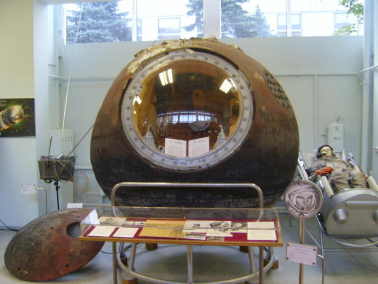 Спускаемый аппарат космического корабля «Восток» в музее РКК «Энергия». Крышка, отделившаяся на высоте 7 километров, падала на Землю отдельно, без парашюта