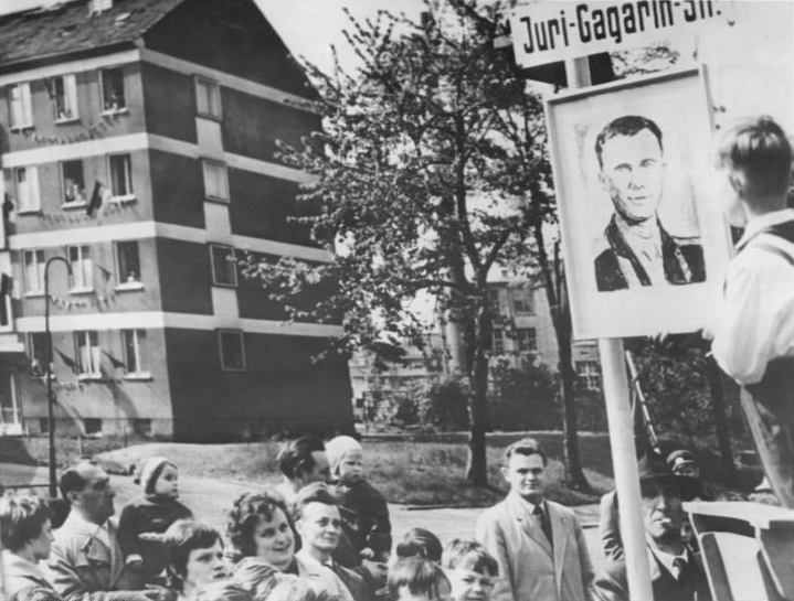 Жители Карл-Маркс-Штадта на улице, названной именем Юрия Гагарина, 6 мая 1961 г.