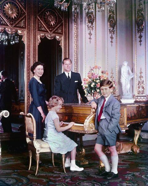 Королева Елизавета II, принц-консорт Филипп, принц Чарльз и принцесса Анна в октябре 1957 г.