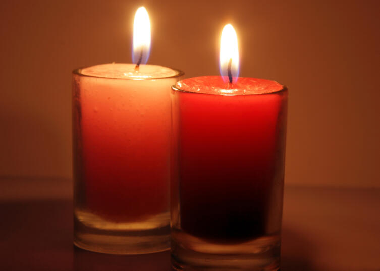 Две одинаковые красные свечи «активизируют» юго-западный сектор дома