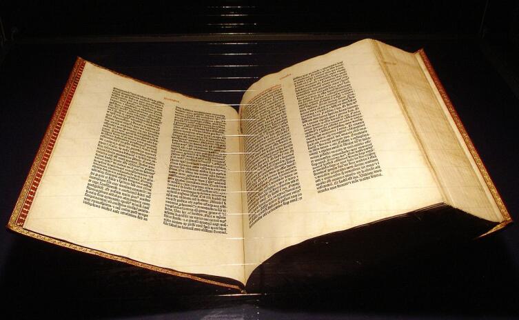 Библия Гутенберга. Экземпляр из музея в Майнце. Считается первой печатной книгой