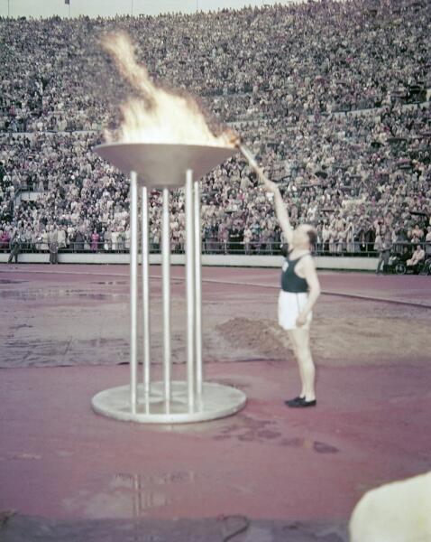Пааво Нурми зажигает олимпийский огонь на стадионе