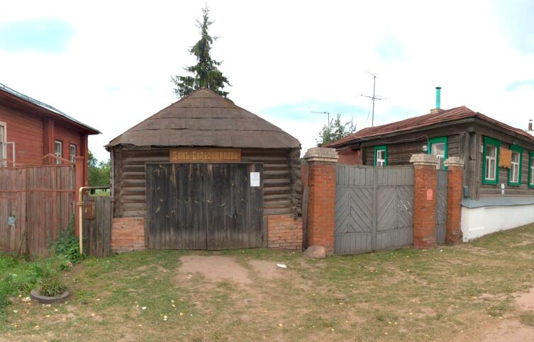«Домъ Бальзаминова» (б.сарай) и дом Федора Фирсова (справа) 