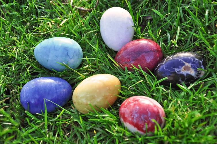 Как красиво и быстро покрасить пасхальные яйца?
